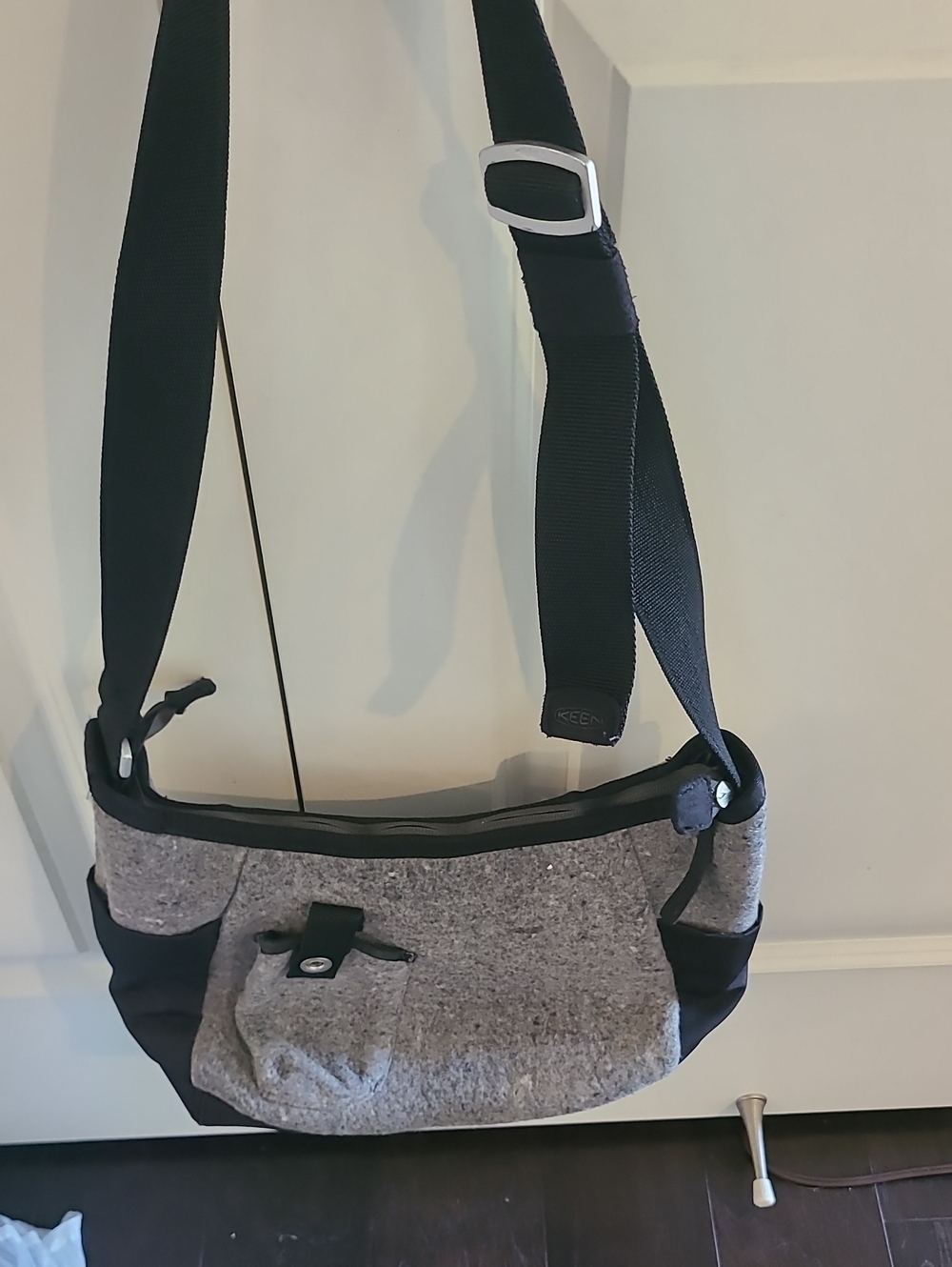 Keen Westport Crossbody Bag Adjustable Strap Multipocket Gray Black - Picture 3 of 4